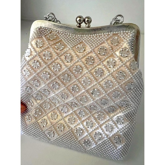 No Brand Handbags - Vintage 1940s Beaded Purse with Kiss Lock Closure
